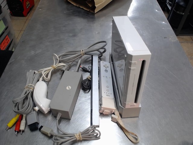 Wii+man+nunchuck+sensor+fil+stand