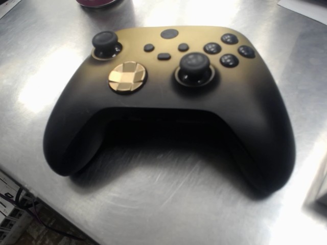 Manette xbox one noir et gold