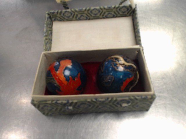 Boules chinoise dans petite boite