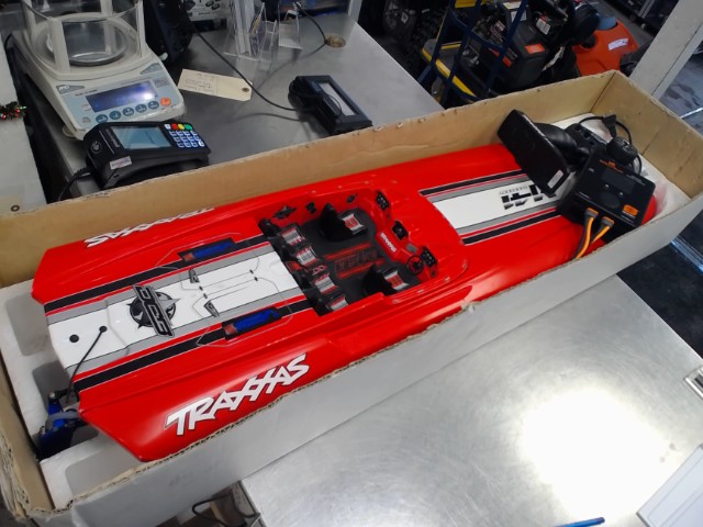 Rc boat avec remote et chargeur