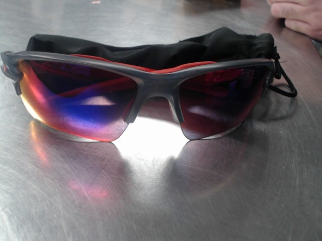 Lunette oakley rouge avec etui noir