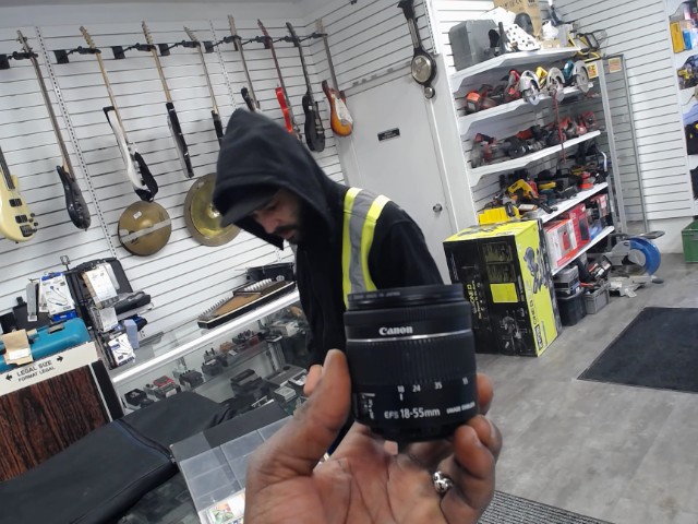 Canon lens ef-s 18-55mm zoom is