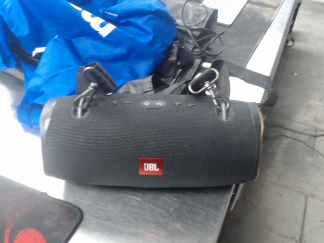 Enceinte jbl noir avec lanieres
