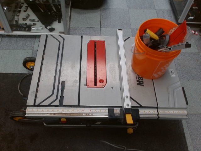 Banc de scie avec stand usager