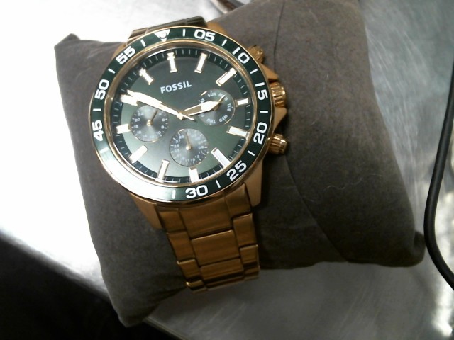 Montre couleur or sur fond noir