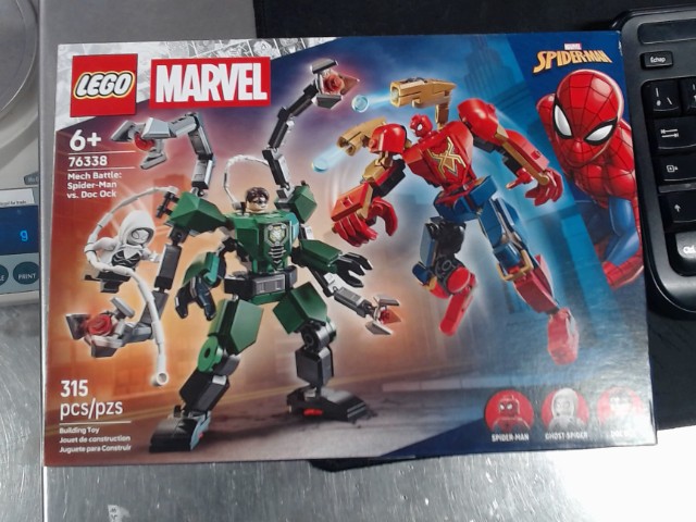 Mech battle : spider-man vs doc ock