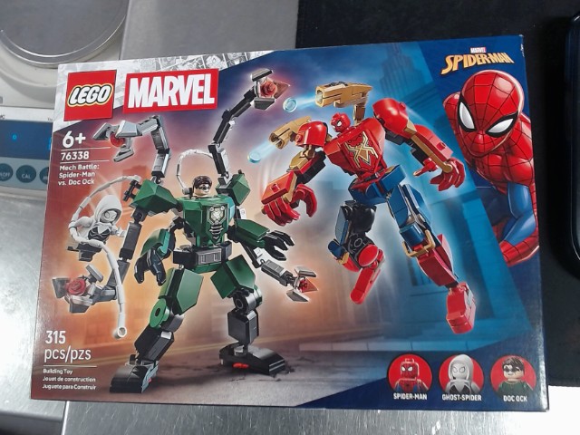 Mech battle : spider-man vs doc ock