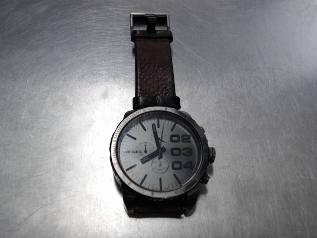 Montre diesel gris avec strap cuire
