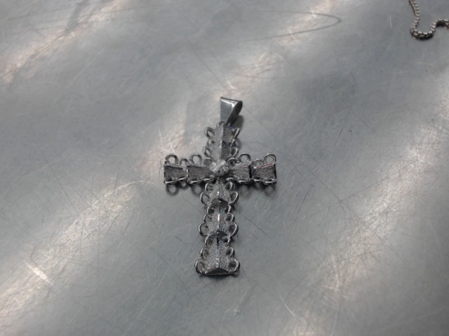 Breloque croix avec forme de coeur