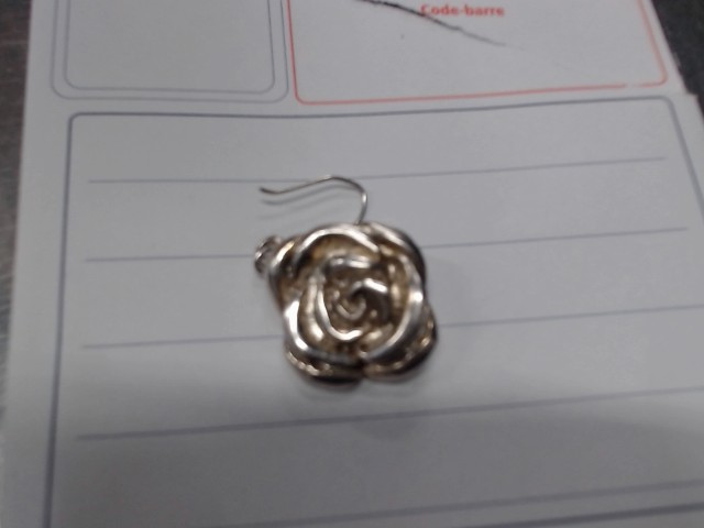 Boucle doreille en argent forme de fleur