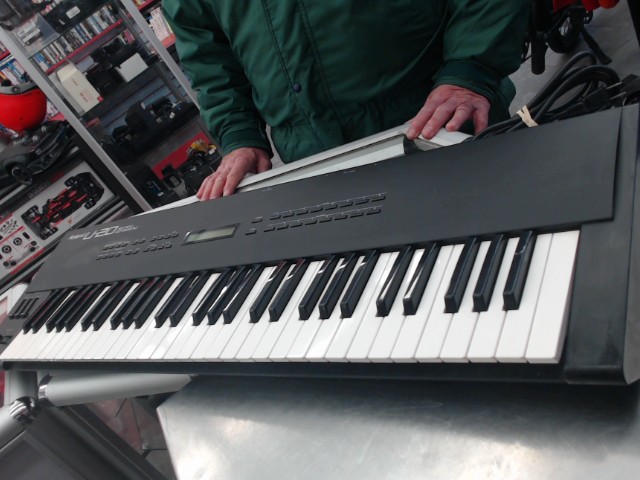 Synthetiseur vintage rs-pcm 1989 piece