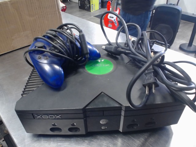 Xbox avec 3 manettes et accesoires