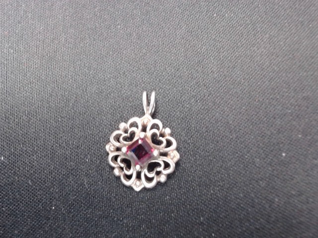 Breloque pierre rouge