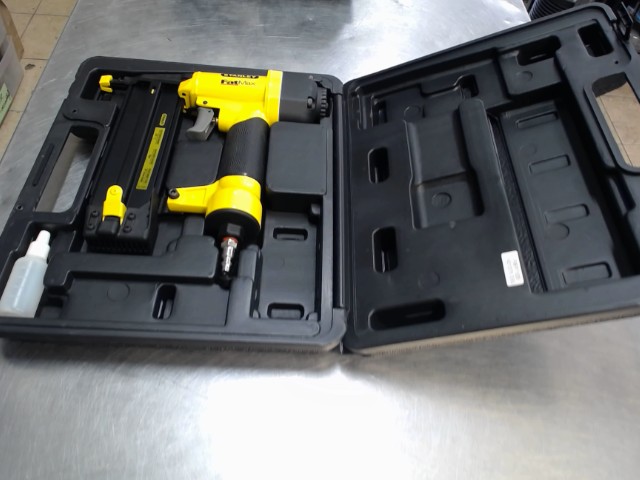 Cloueuse finition pneumatique ds case