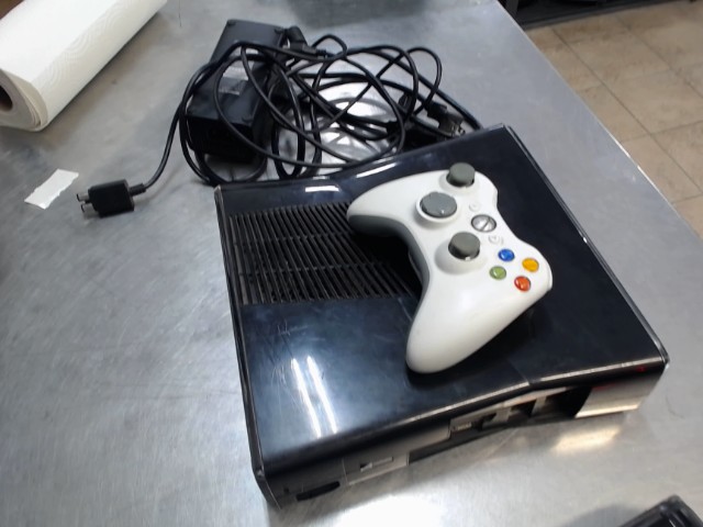 Xbox 360 s + 1 man + chrg