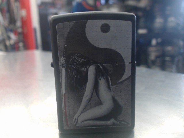 Zippo avec image de femme et katana