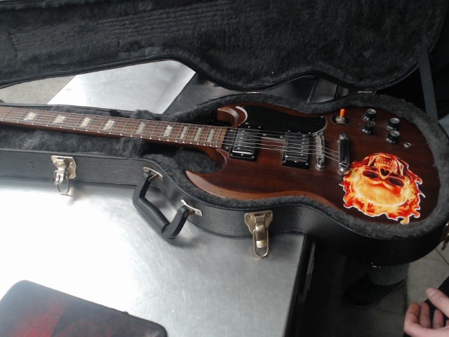 Guitare electrique rouge dans case stick