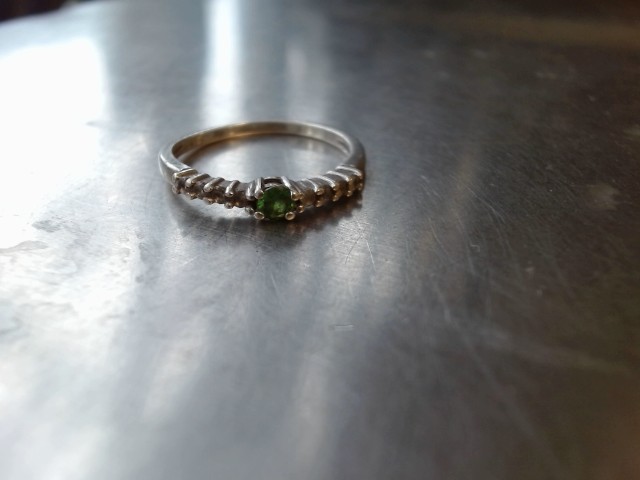 Bague en argent+pierre verte centrale