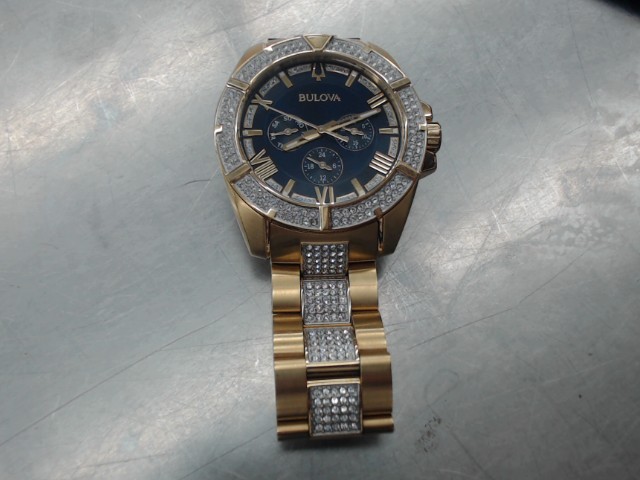 Montre bulova avec crystal sur le bracel