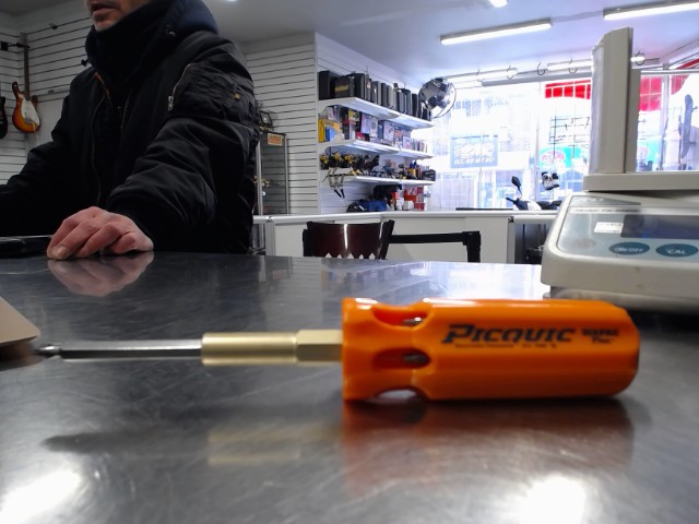 Tournevis avec 6 bits slots