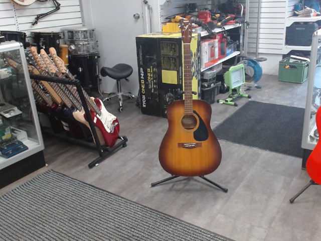 Guitare acoustique yamaha assez used