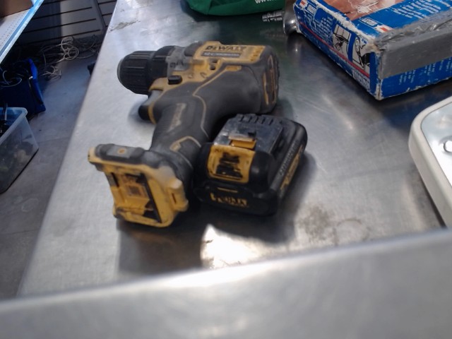 Drill dewalt avec poudre blanche on