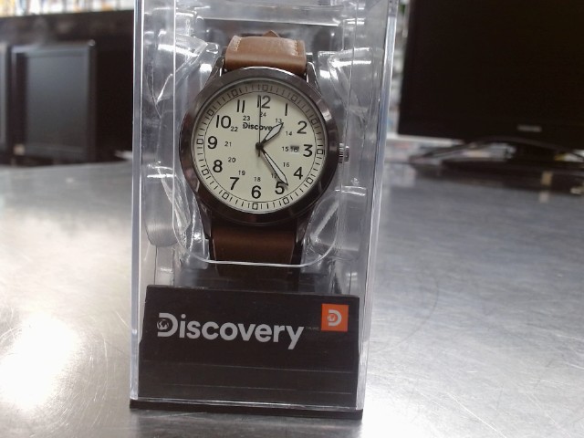 Montre bracelet brun fond blanc