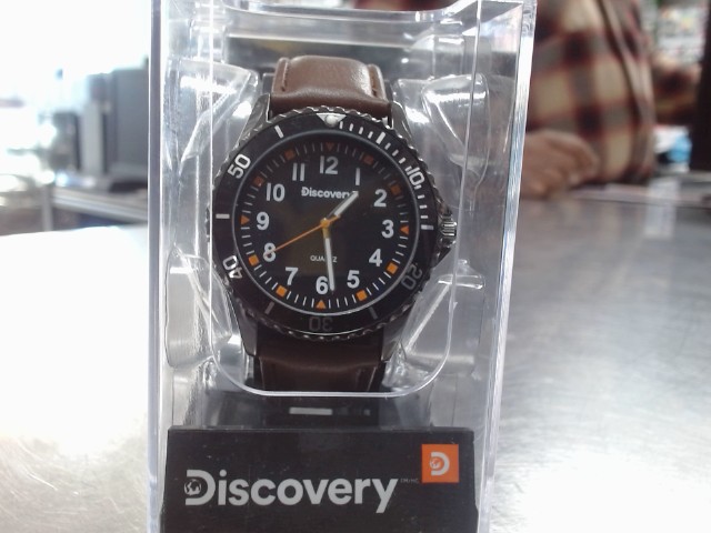 Montre bracelet brun fond noir