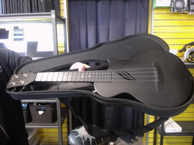 Ukulele en fibre dans case avec sangle