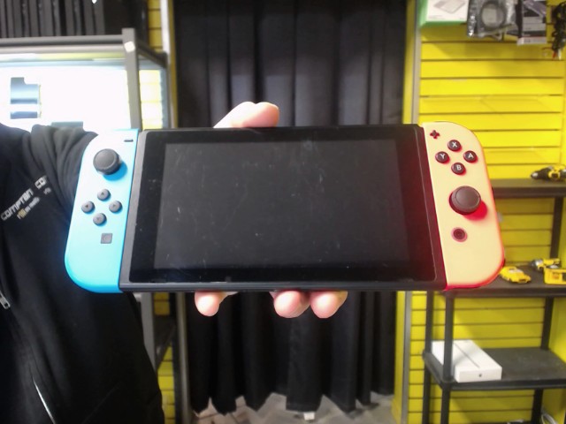 Console + chargeur et joy-cons