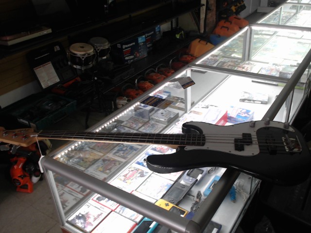 Bass fender squier precision