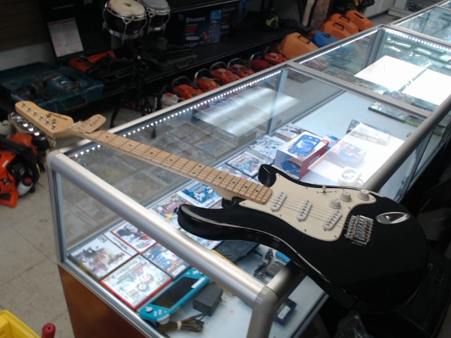 Guitare electrique behringer strat