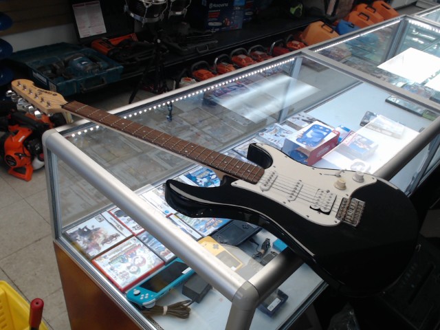Guitare electrique yamaha eg 112