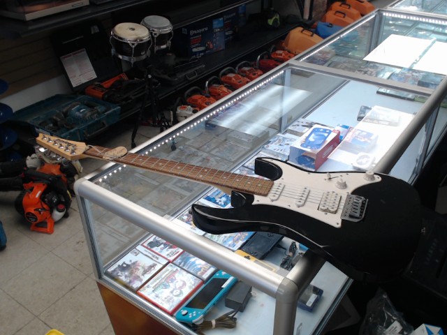 Guitare electrique ibanez gio strat