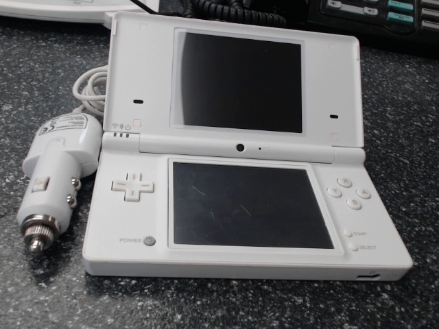 Nintendo dsi blanche avec fil