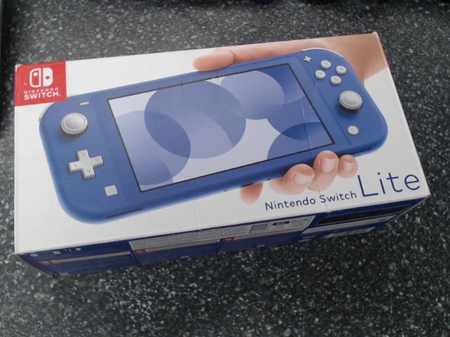Nintendo switch lite + charg + boite