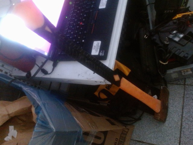 Hache bras orange et noir