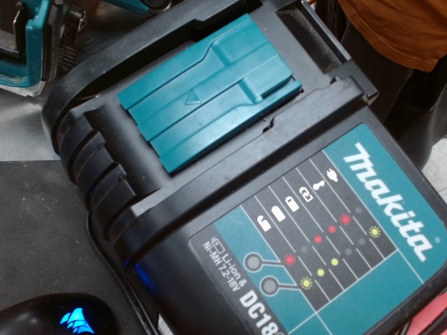 Chargeur makita pour batterie