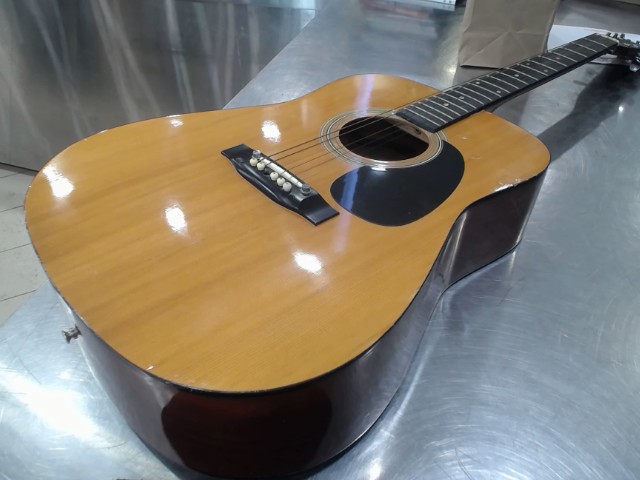 Guitar acoustique tr�s usag�