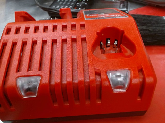 Chargeur a batterie m12 et m18