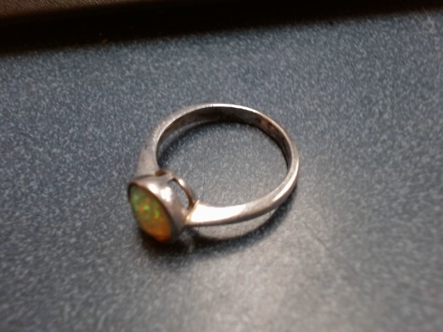 Bague en argent avec pierre vert jaune