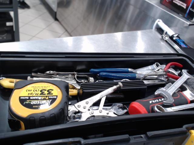 Lot doutil neuf dans un coffre