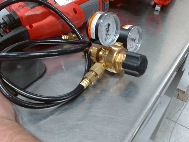 Regulateur a tank a soudure