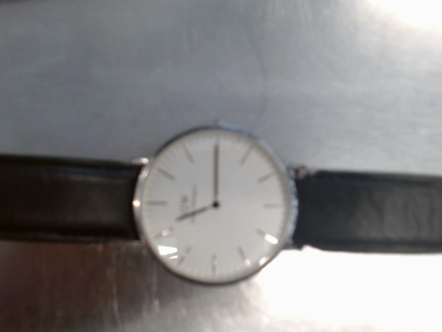 Montre noir blanc argent