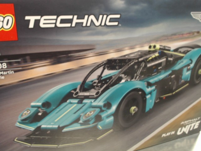 Aston martin valkyrie lego