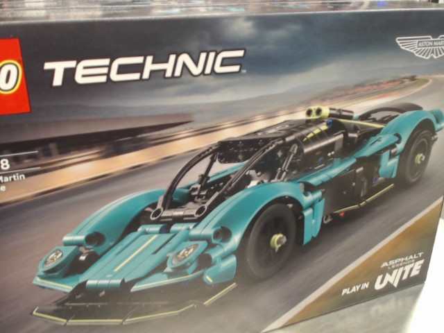 Aston martin valkyrie lego