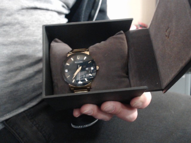 Montre bulova dore avec boite