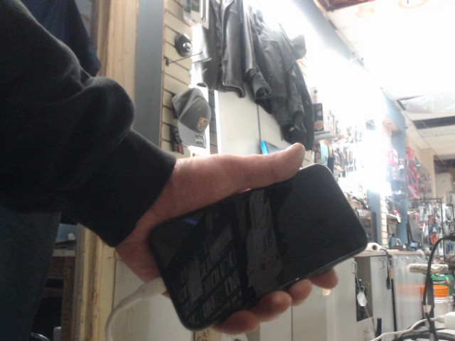 Cellulaire noir avec case