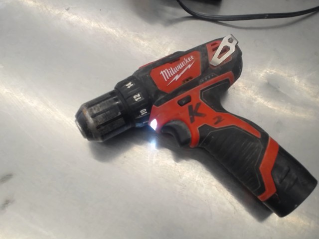 Drill milwaukee avec batterie