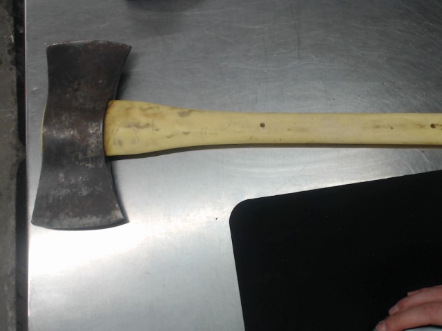 Hache a double tranchant